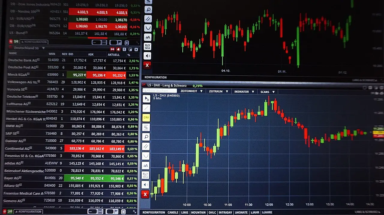 Coinbase (COIN) Misses Revenue Estimates as Users Fall, Armstrong Sets Up New Share Sales